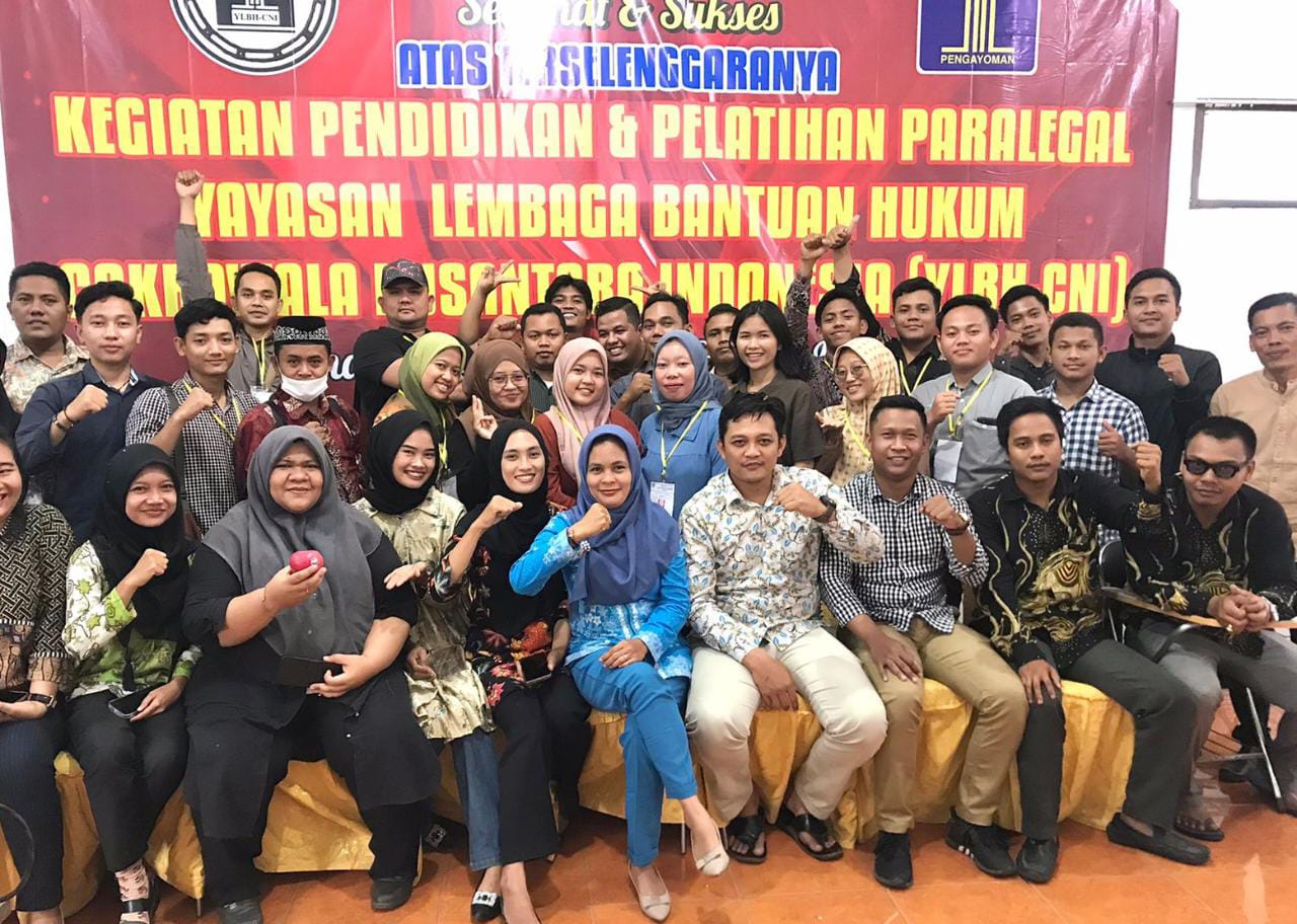 Penutupan Pendidikan dan Pelatihan Paralegal YLBH CNI, berfoto bersama. (foto: red/mf)