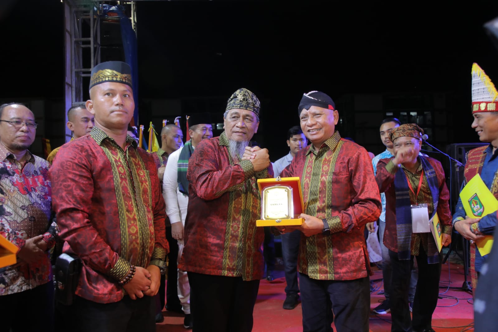 Bupati Asahan, H. Surya BSc terima cinderamata, (foto: Ist)