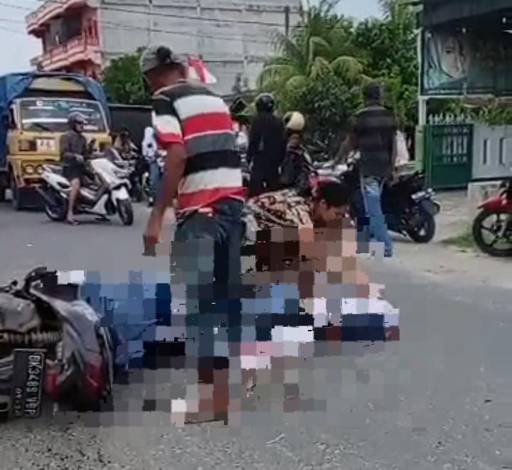 Warga sekitar berusaha evakuasi korban lakalantas di lokasi kejadian, (foto: narasumber)