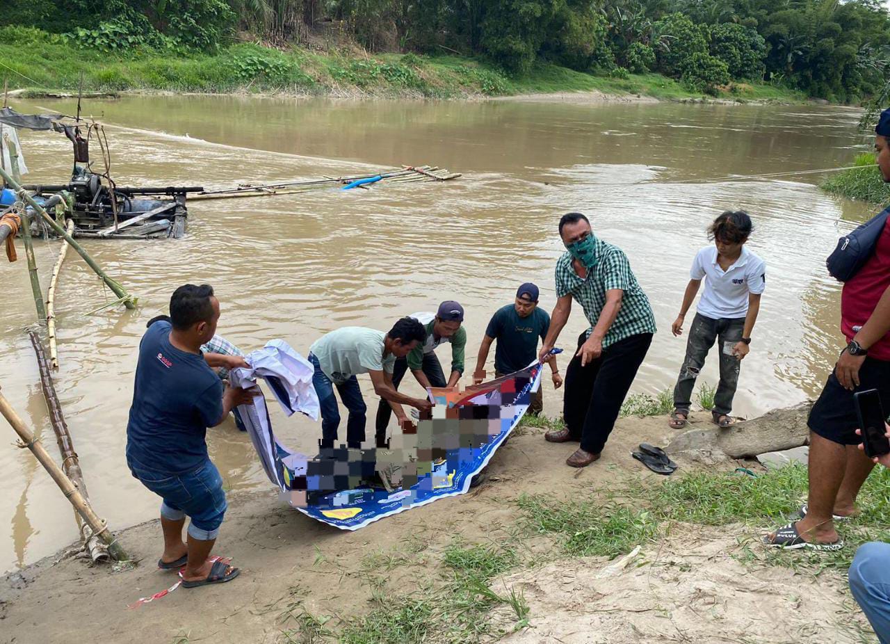 Polisi bersama warga sekitar mengevakuasi korban mayat wanita diduga hanyut, (foto: humas polres)