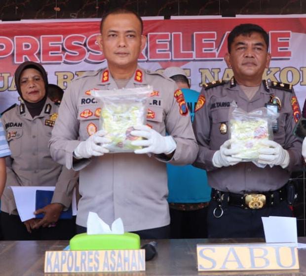 Kapolres Asahan memperlihatkan 2 Kg barang bukti sabu, (foto: Ist)