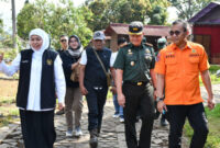 Dandim 0822 bersama Forkopimda Bondowoso menyambut kedatangan Gubernur Jatim Gubernur Jatim Dra. Hj. Khofifah Indar Parawangsa bertempat di Desa Kalisat Kecamatan Ijen Bondowoso.