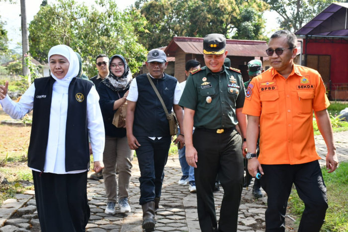 Dandim 0822 bersama Forkopimda Bondowoso menyambut kedatangan Gubernur Jatim Gubernur Jatim Dra. Hj. Khofifah Indar Parawangsa bertempat di Desa Kalisat Kecamatan Ijen Bondowoso.