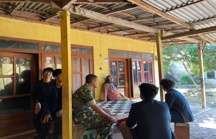 Babinsa Koramil 0822/11 Tapen, Kodim 08 Sertu Robi Widiawan berkeliling Desa untuk melaksanakan Komunikasi Sosial (Komsos) di Desa Cindogo Kecamatan Tapen Kabupaten Bondowoso, Selasa (26/09/2023).