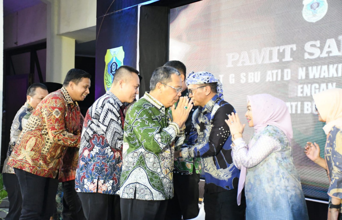 Komandan Kodim 0822 Bondowoso Letkol Arm Suhendra Chipta M.Tr.,Hanla., beserta istri hadiri pisah sambut Bupati lama dan baru