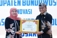 Drs.H. Bambang Soekwanto untuk pertama kalinya sejak dilantiknya sebagai Pj Bupati Bondowoso menerima penghargaan istimewa dari Gubernur Jawa Timur,