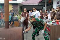 Kejari Asahan, Dedying Wibiyanto Atabay bersama Dandim 0208/AS musnahkan barang bukti. (Foto/Miko-Red)