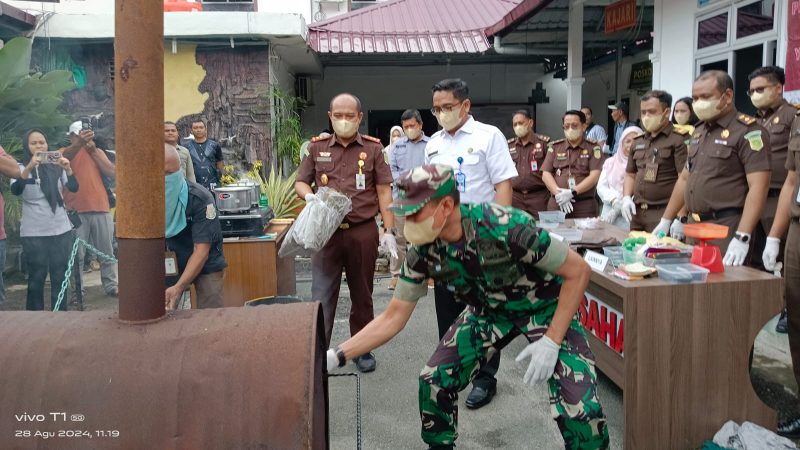 Kejari Asahan, Dedying Wibiyanto Atabay bersama Dandim 0208/AS musnahkan barang bukti. (Foto/Miko-Red)