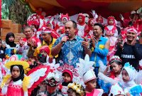 Wakil Bupati Asahan, Taufik Zainal Abidin Siregar turut menyemarakan HUT Kemerdekaan RI ke 79 di Desa Hessa Air Genting. (Foto : red-miko franata)