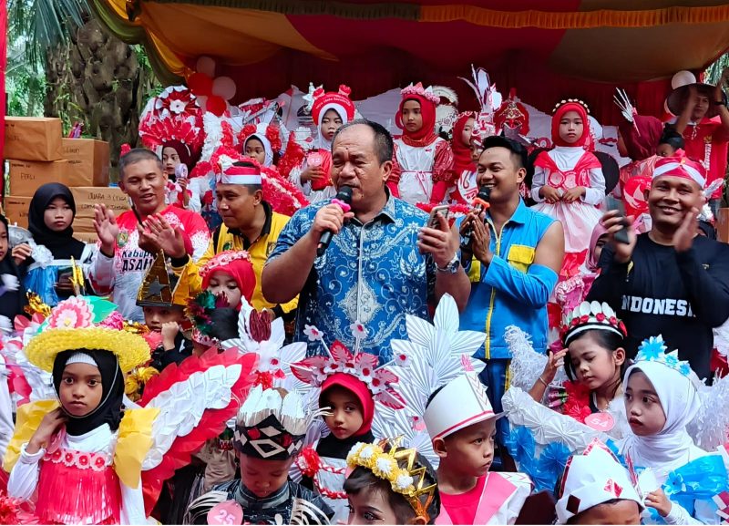Wakil Bupati Asahan, Taufik Zainal Abidin Siregar turut menyemarakan HUT Kemerdekaan RI ke 79 di Desa Hessa Air Genting. (Foto : red-miko franata)