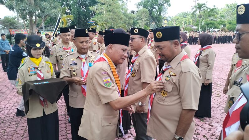 Edi Surya terima Lencana Pancawarsa Satu dari Kamabicab usai upacara peringatan hari Pramukan ke 63. (Foto/Ist)