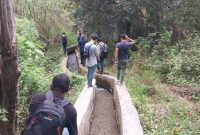 Frimus Yufdal Tempotimur: Tim Ahli dari Politeknik Kupang didampingi Kejaksaan Negeri Manggarai Barat dan PPK saat melakukan pengecekan lapangan irigasi Wae Kaca 1 beberapa bulan lalu.