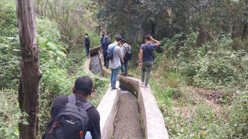 Frimus Yufdal Tempotimur: Tim Ahli dari Politeknik Kupang didampingi Kejaksaan Negeri Manggarai Barat dan PPK saat melakukan pengecekan lapangan irigasi Wae Kaca 1 beberapa bulan lalu.