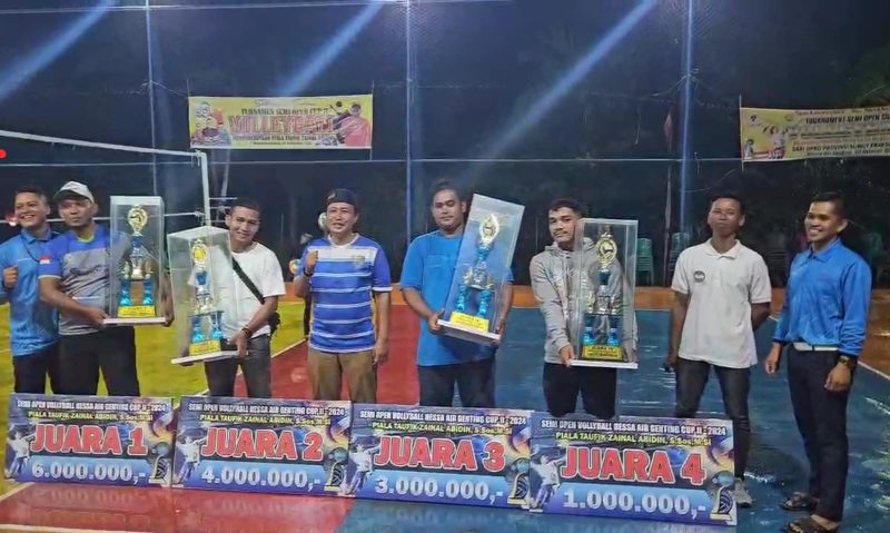 Kepala Desa, Muhammad Basri turut menyerahan Piala dan hadiah uang tunai kepada juara Volly Ball Cup II 2024. Selasa 8/10 (foto : miko-red)