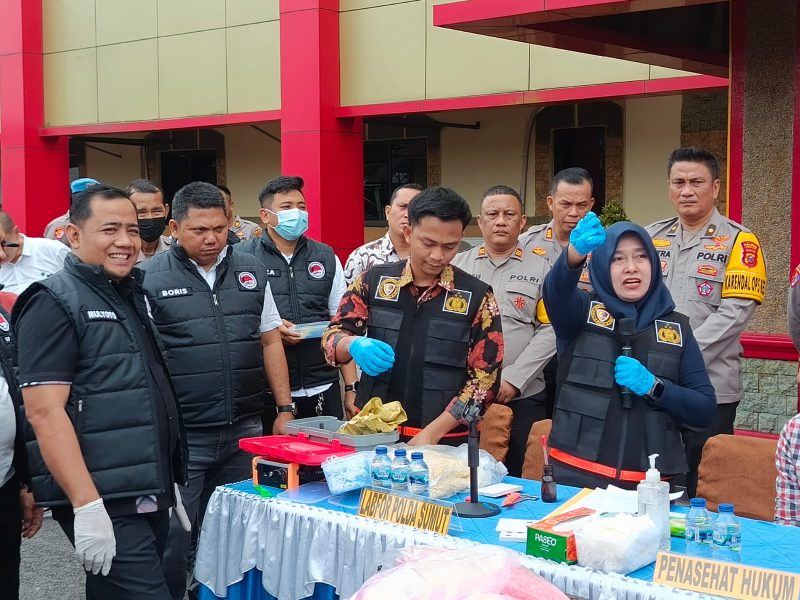 Sebagian Barang Bukti dilakukan tes keaslian sebelum dimusnahkan ke mesin penggiling. (Foto: miko franata)