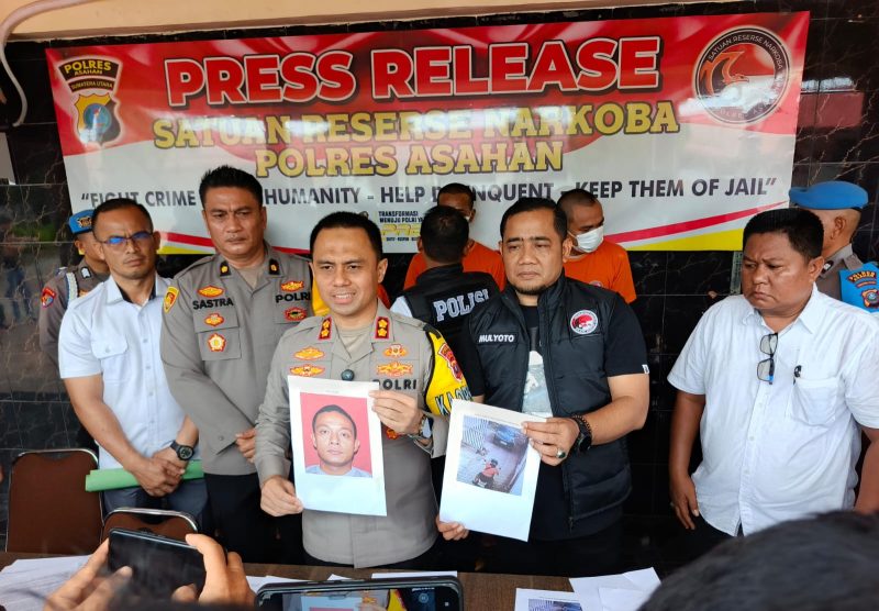 Kapolres Asahan, AKPB Afdhal Junaidi bersama Kasat Narkoba sepil foto terduga Tersangka Buron dan barang buktinya. (Foto : Miko franata)