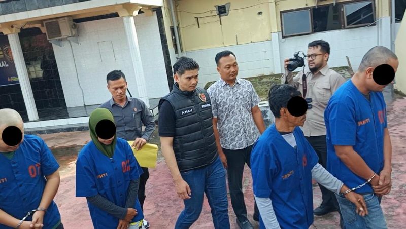 Petugas Satreskrim Polres Asahan menggiring ke empat tersangka kembali kedalam kandang sel tahanan. Selasa (25/2) foto : miko franata.