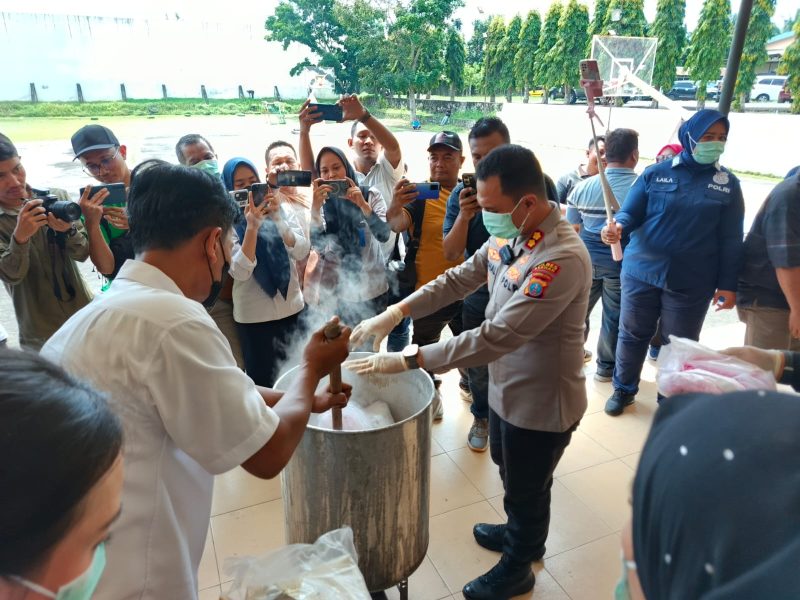 Kapolres Asahan , AKBP Afdhal Junaidi turut memusnahkan barang bukti narkoba kedalam air rebusan panas mendidih. (Foto/Miko)