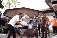 Disaksikan para tersangka dan beberapa wartawan, Kapolres Asahan, AKBP Revi Nurvelani memusnahkan barang bukti narkoba. (Foto/Ist)